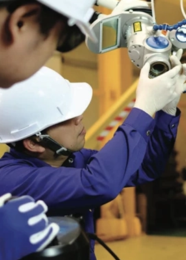 DSI technician performing Preventive Maintenance on a Pulse Laser Welder's laser application device