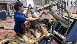 DSI technician setting up Pulse Laser Welding on a flange
